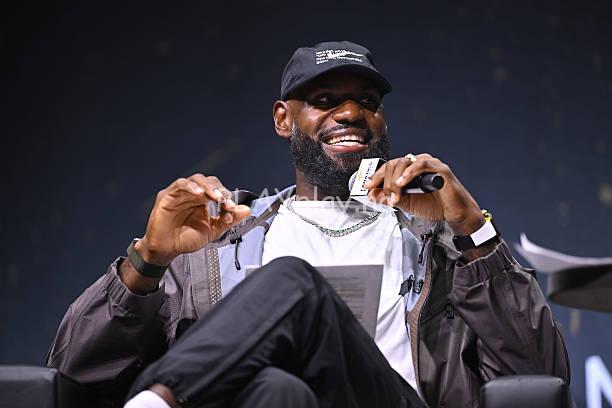 LeBron James, Lakers, 76ers, Donald Trump, NBA